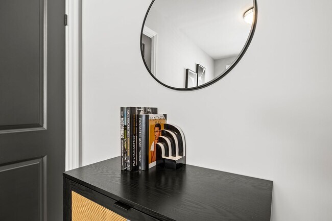 Building Photo - Super Mod Clintonville Oasis - Perfect for travelling profesionals