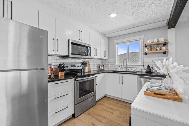 Building Photo - Modern 2BR Suite – Newly Furnished, Pet-Friendly, Near Downtown Spokane (Furnished)