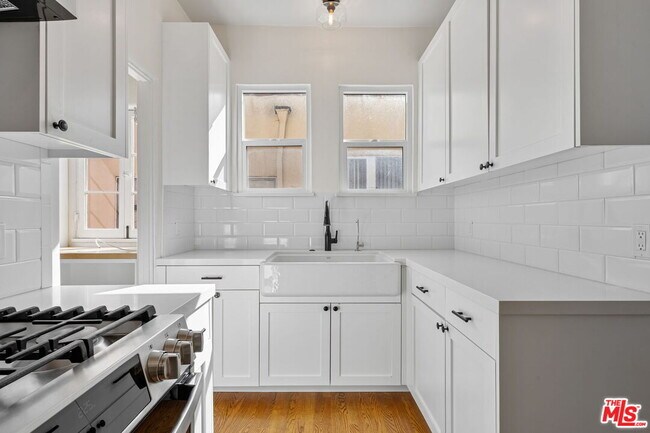 Building Photo - 1142 S Clark Dr