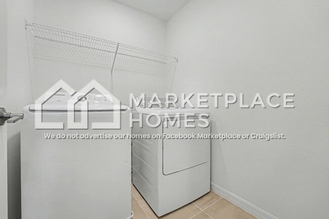 Building Photo - 2044 Rosewood Cir