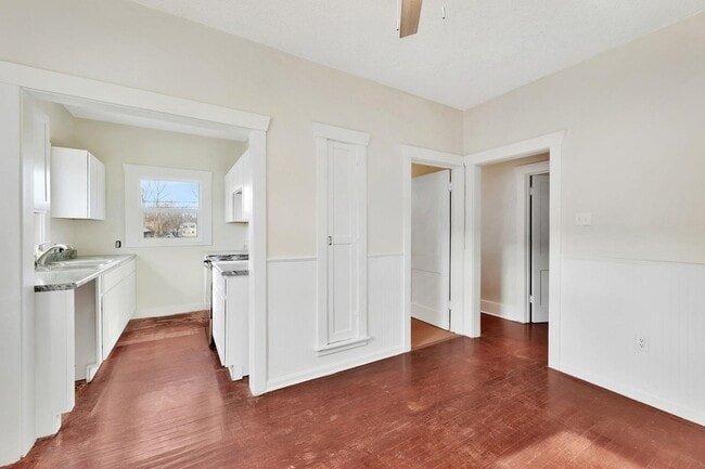 Building Photo - 637 S Holyoke St