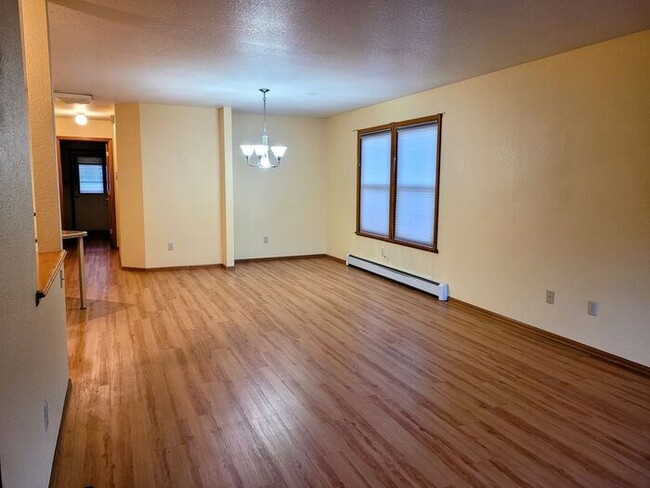 Building Photo - Private large 2 bedroom 2 bath townhouse e...