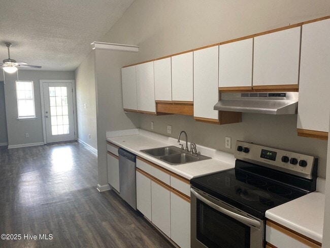 Building Photo - 102 Derwent Ct