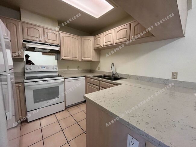 Building Photo - 3 BEDROOM 2 BATHROOM IN PHOENIX WITH TONS ...