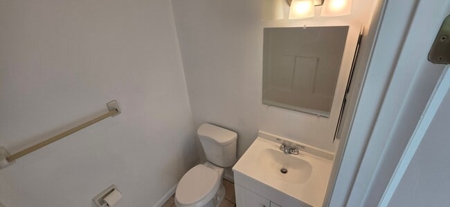 Building Photo - 3 bedroom 2 bath duplex