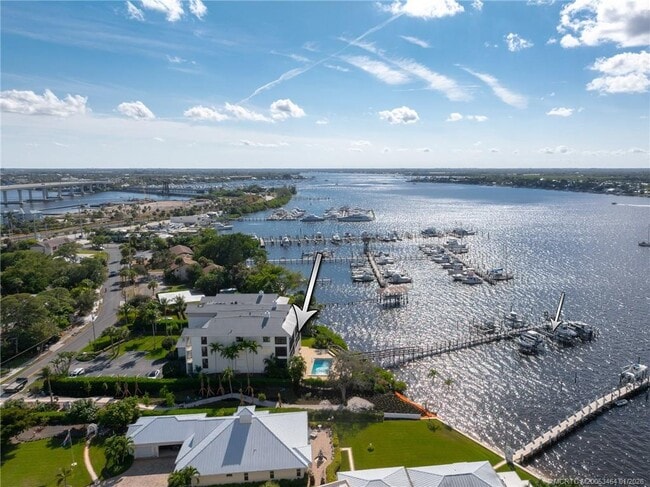 Building Photo - 415 NW North River Dr