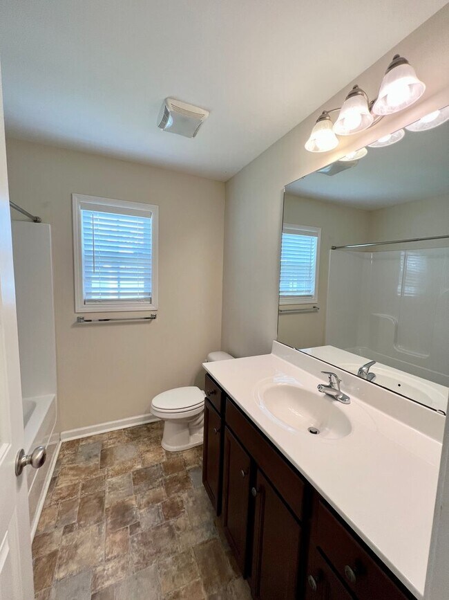 Building Photo - Beautiful home in Woodland Lakes! Extended...