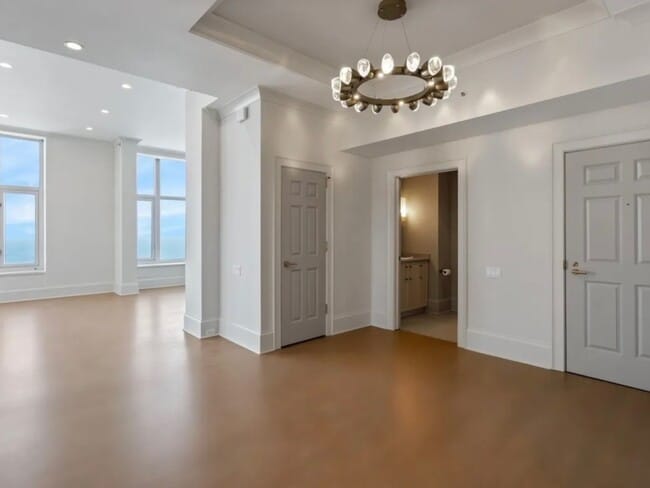 Building Photo - 132 E Delaware Pl