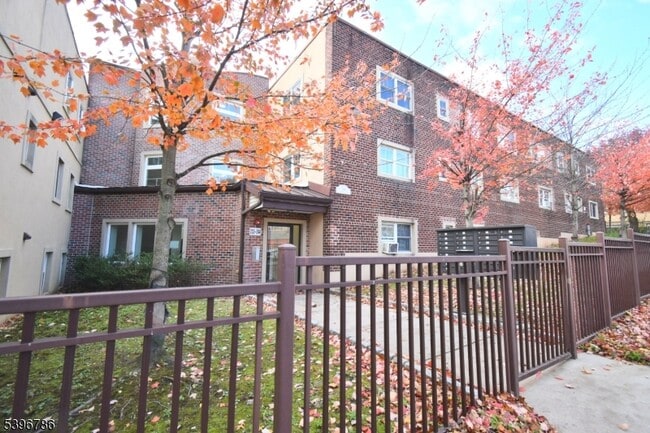 Building Photo - 232 Shephard Ave