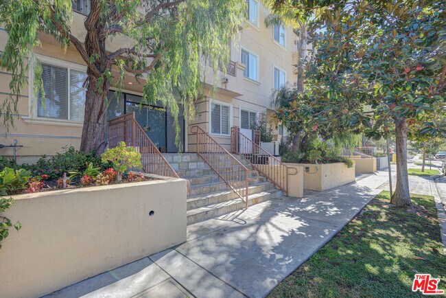 Building Photo - 1444 S Point View St