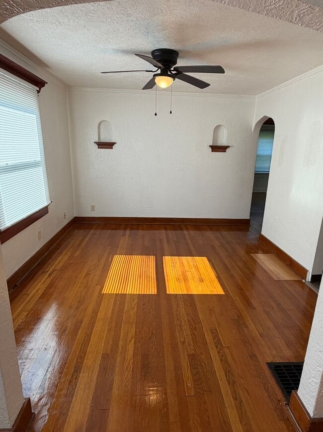 Building Photo - Cute 2 bedroom/1 bath Bunglow with garage in Dayton