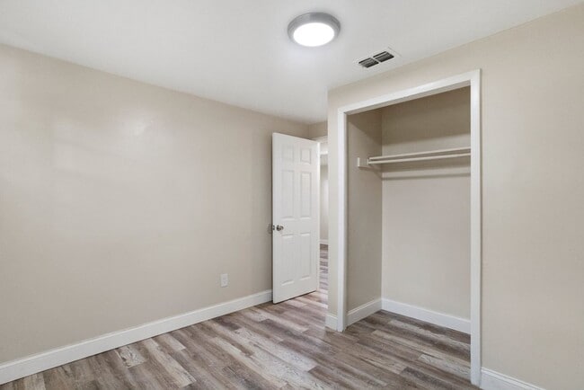 Building Photo - Spacious 4bdrm/1bath House ** $1,945.00 ** Section 8 OK ****