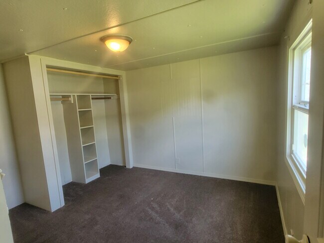 Building Photo - 1317 E Elgin St