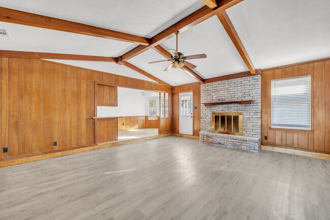 Building Photo - AVAILABLE NOW! (SECTION 8 ACCEPTED)