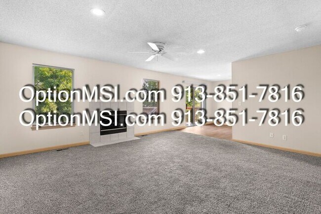 Building Photo - Well Maintained Half Duplex