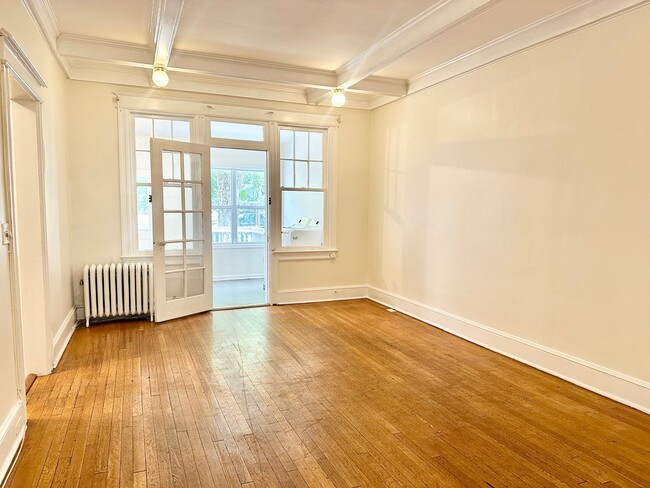 Building Photo - 4 Bed + 2 Bath - Pets Welcome! Parking!
