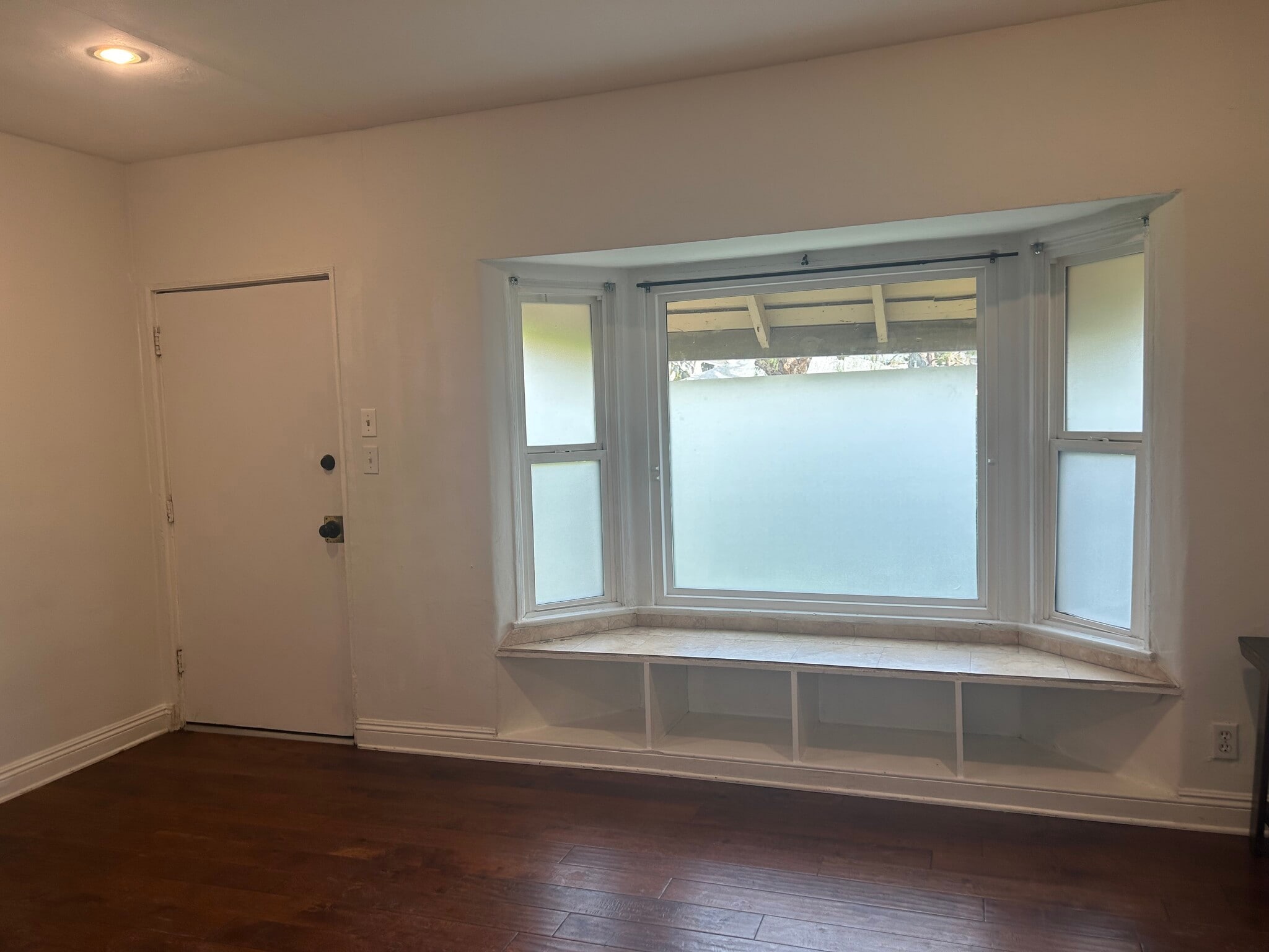 Building Photo - 243 W Elm Ave