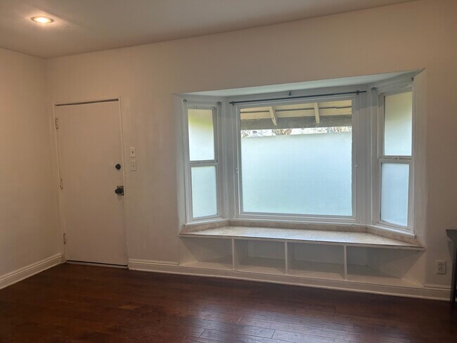 Building Photo - 243 W Elm Ave