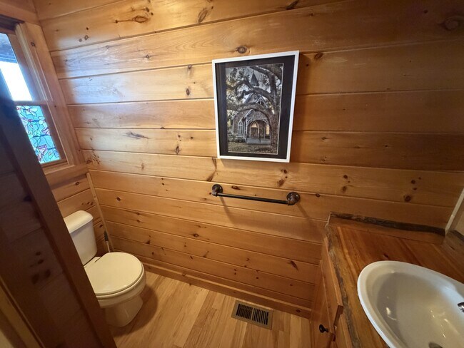 Building Photo - 670 The Wds Rd