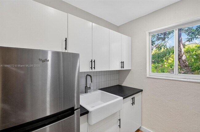 Building Photo - 428 Collins Ave