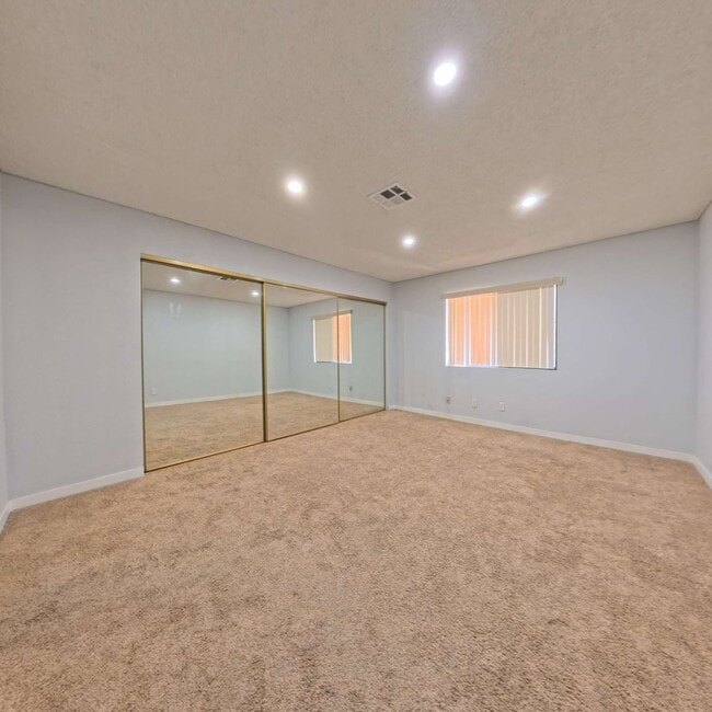 Building Photo - Beautiful 2 Bedroom 2 Bathroom Condo at The Lakes!