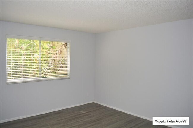 Building Photo - 709 Gardens Dr