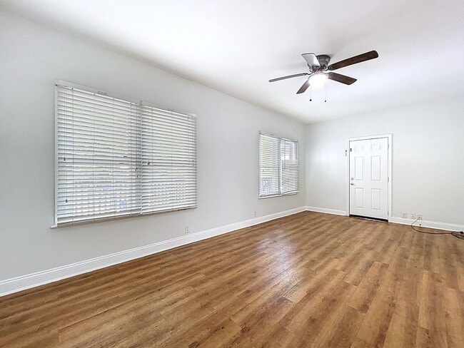 Building Photo - 1/1 in Central Lakeland with a great side ...