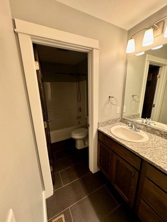 Building Photo - 3 Bedroom, 2 1/2 Bathroom Townhouse -2 weeks free rent with 1-year lease-