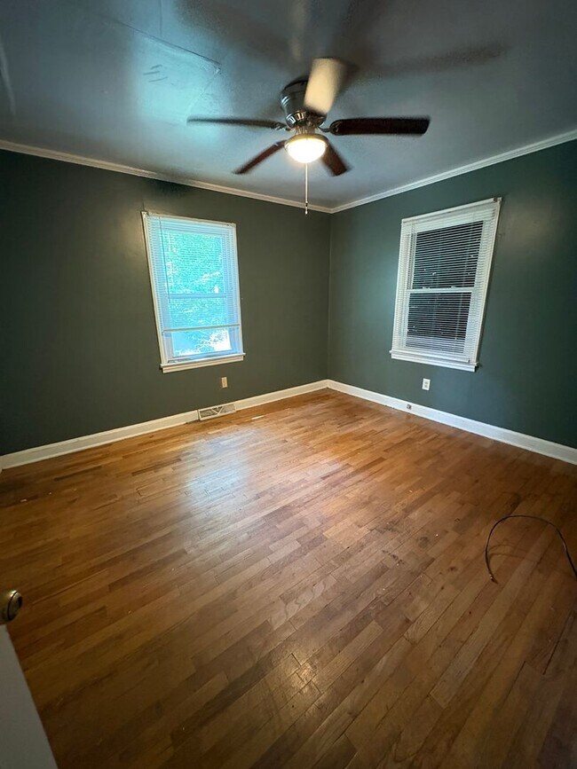 Building Photo - Great Location in Greenville 3 Bedroom 1.5 Bath  Minutes from Downtown!!