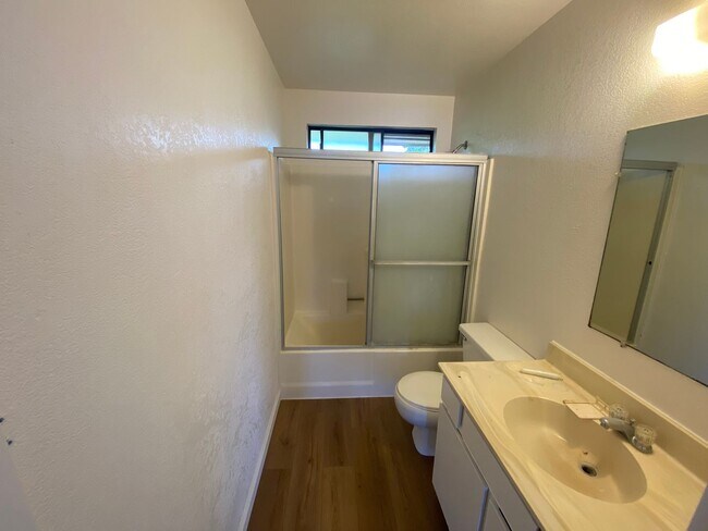 Building Photo - La Tierra Gardens - 2/1 Upstairs Apartment