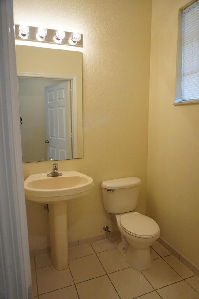 Building Photo - 2032 Nassau Dr