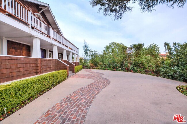 Building Photo - 2172 Argyle Ave