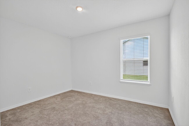 Building Photo - 657 NE Horizon Ln