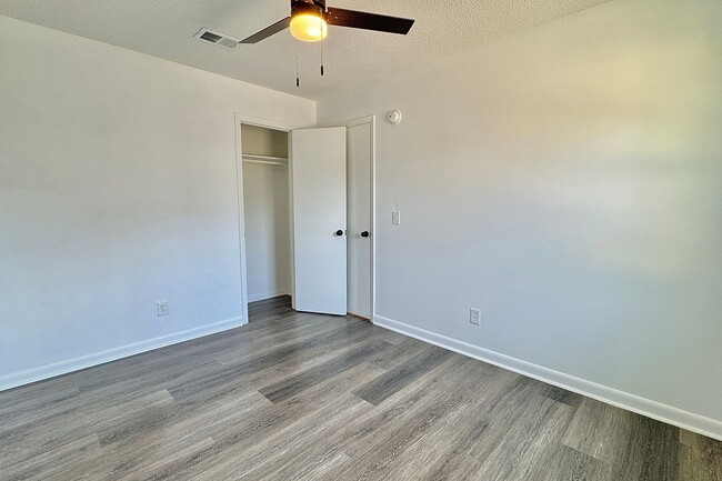 Building Photo - AVAILABLE NOW! (Pet Friendly)