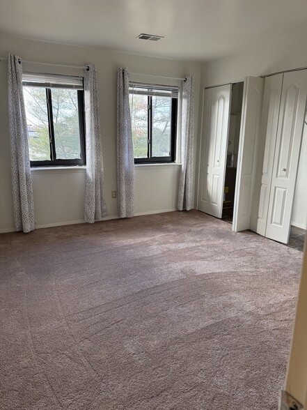 Building Photo - 1001 White Oak Rd