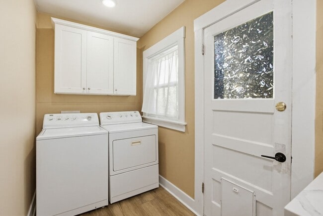 Building Photo - 411-13 N Ditmar St