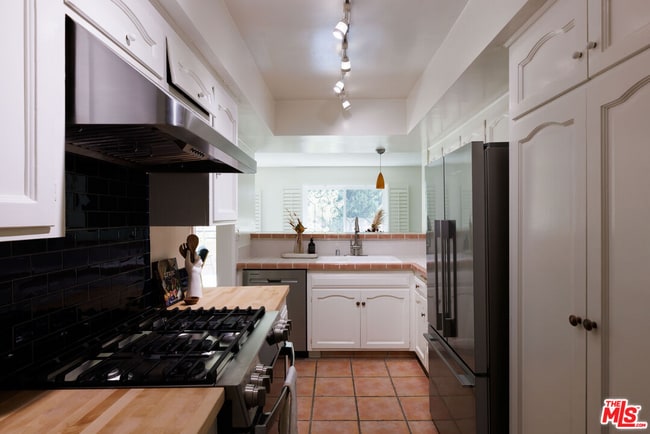 Building Photo - 6760 Hillpark Dr