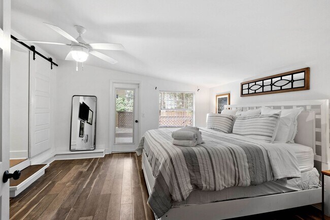 Building Photo - 3/2 House by TMH!! Available April!! fully furnished, 6 or 12 month lease available