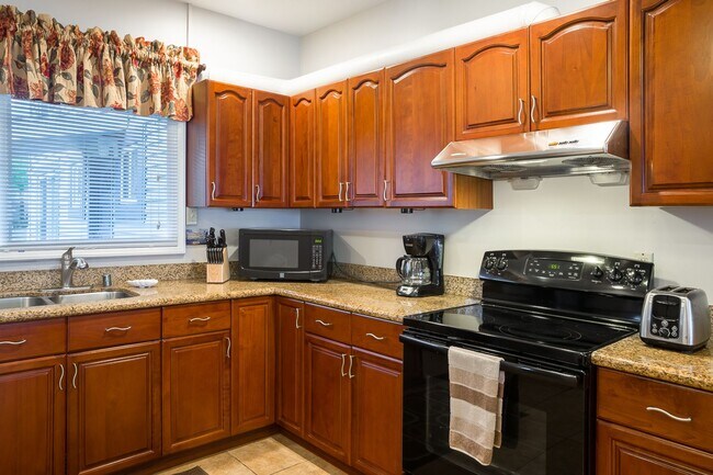 Building Photo - Welcome to this stunning 3-bedroom, 3-bath...