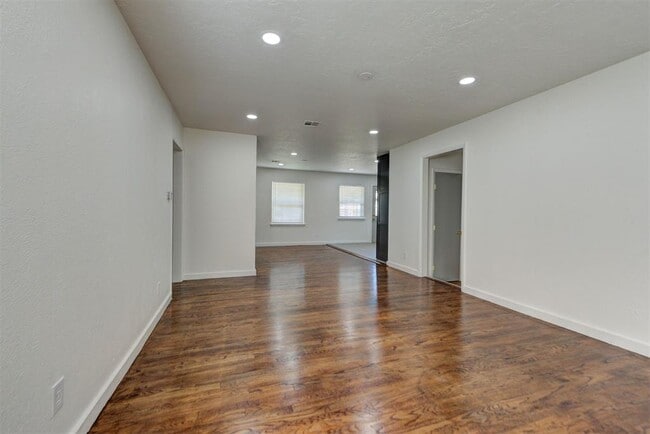 Building Photo - 1202 Windsor Way