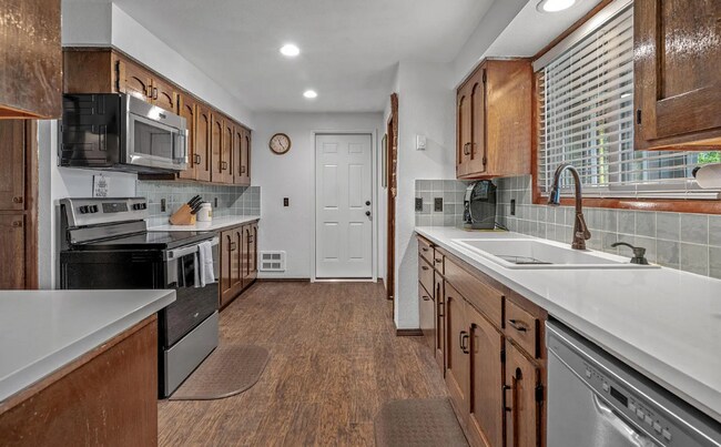 Building Photo - Charming Mid-Century Modern Ranch Home, 2 Bedroom 2 Bathroom, Lots Of Natural Lighting!