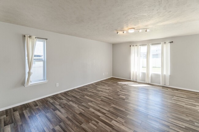 Building Photo - Spacious 3 Bed, 2.5 Bath Home in Spokane V...