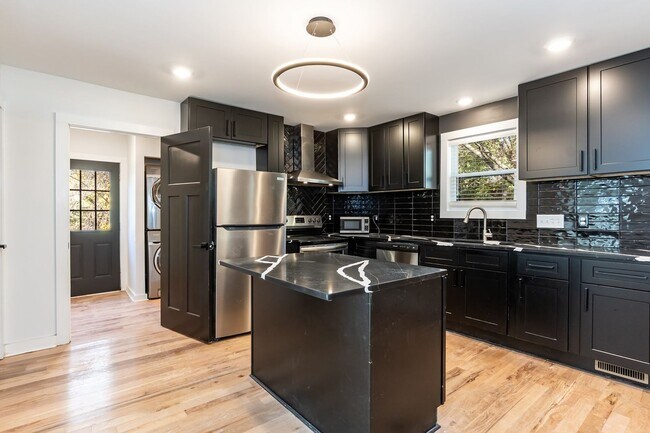 Building Photo - Two Bedroom Home