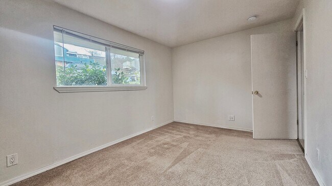 Building Photo - Charming 3 Bed 1.25 Bath Home in Skyway with a great view of Mt Rainier