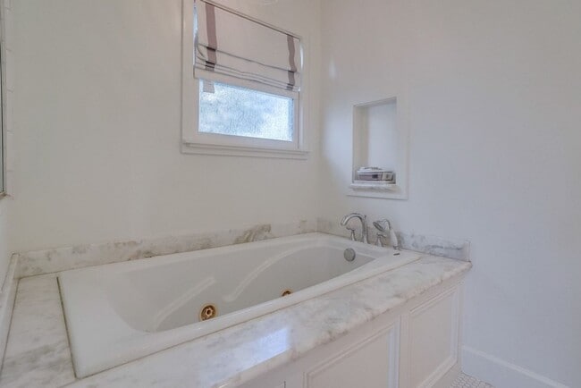 Building Photo - Beautiful 4 Bed/4 Bath Family Home w/pool Available Now!!