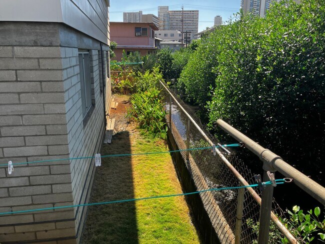 Building Photo - Pets Allowed 1BD 1BA 1PRK - 726 Hausten St Unit B