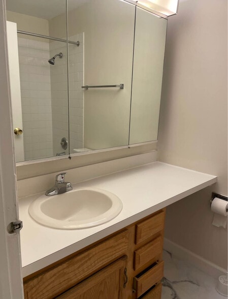 Building Photo - 5800 Oakwood Dr