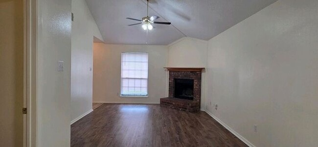 Building Photo - Available Now! Adorable 2 Bedroom 2 Bath Duplex in Longview!