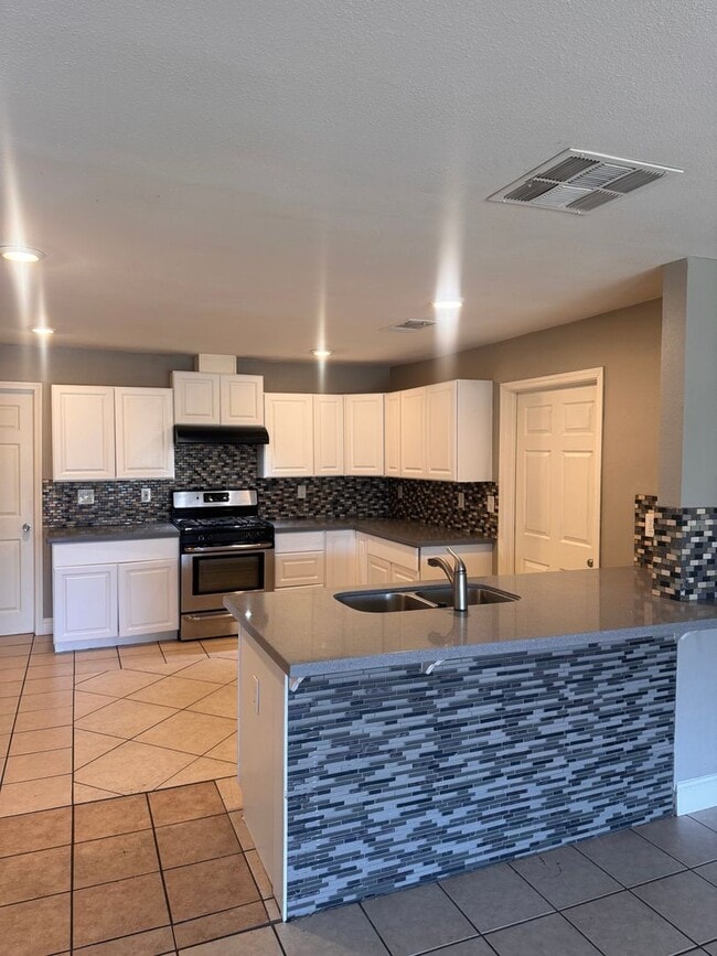 Building Photo - Beautifully Updated 4/2 in Old Fig