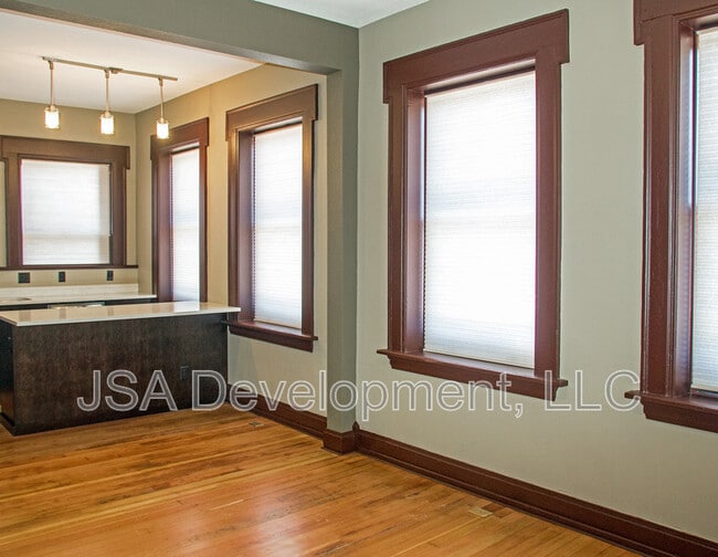 Building Photo - 611 Sycamore St